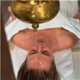 MASÁŽ Shirodhara ajurvédská masáž hlavy