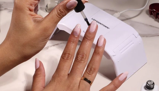 Ako na to, aby váš obľúbený lak na nechty vydržal až 10 dní?