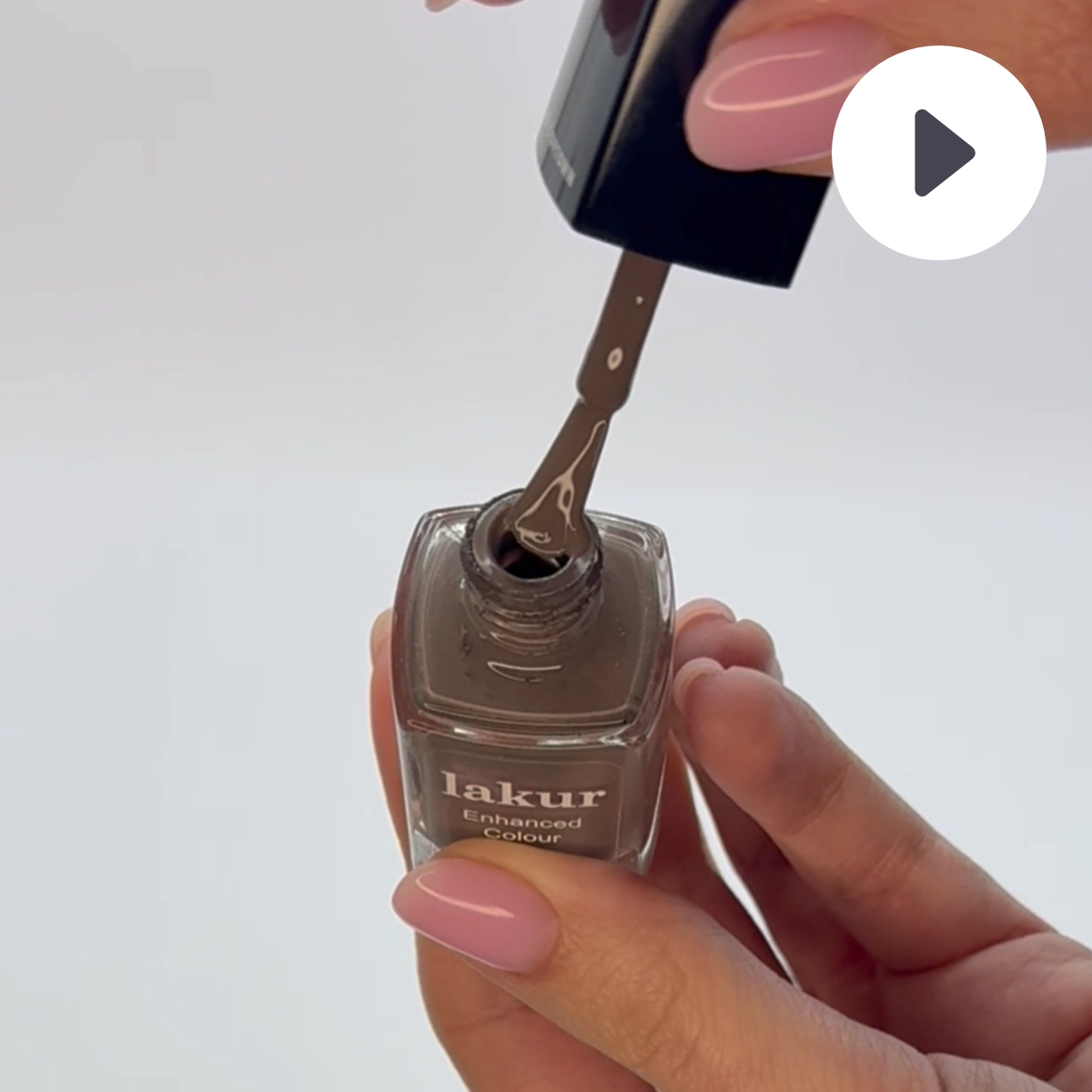 Video LONDONTOWN lakur Natural Charm lak na nechty