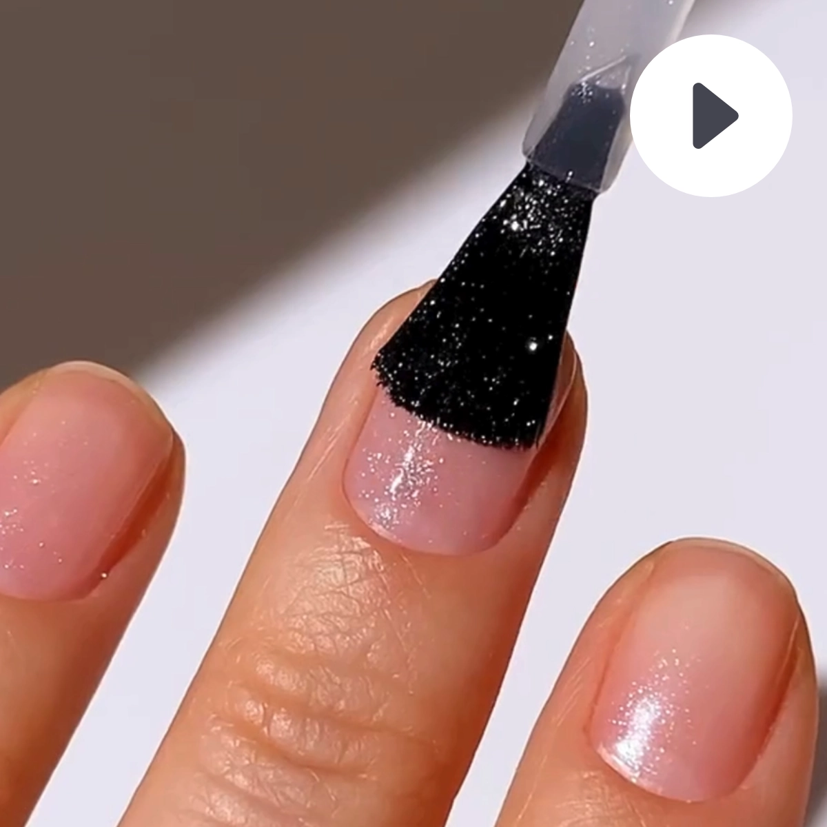 Video LONDONTOWN kur Glow Getter Nail Luminizer Rozjasňovač nechtov