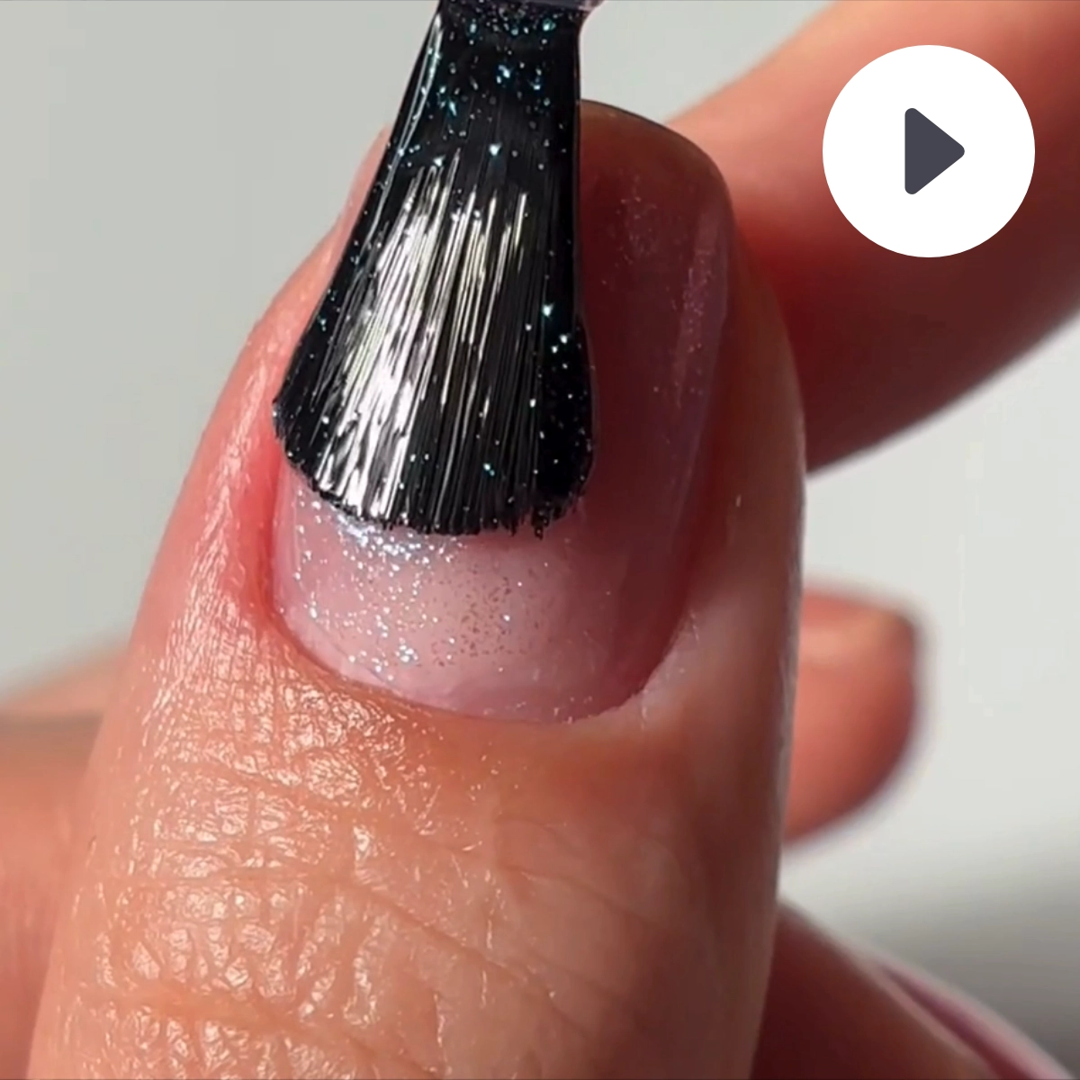 Video LONDONTOWN kur Glow Getter Nail Luminizer Rozjasňovač nechtov