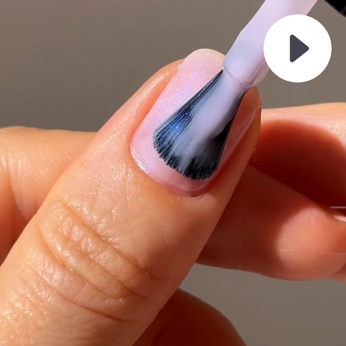 Video LONDONTOWN kur Illuminating Nail Concealer Rozjasňovač nechtov Lavender