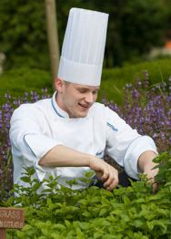Zahrada hotelu Amadé poskytuje nejen bylinky, ale i zeleninu