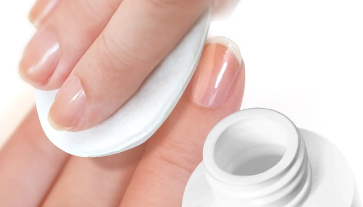 Ako jemne z nechtov odstrániť lak a gél lak?