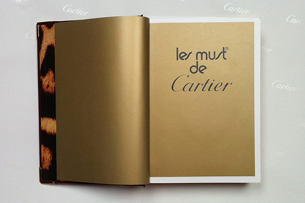 Kniha k oslavě ikony Les Must de Cartier